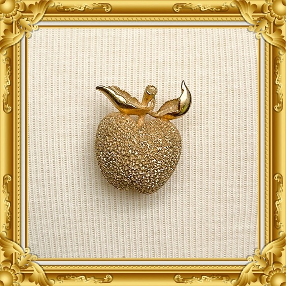 💕Beautiful Vintage Gold Tone Apple Brooch / Pin💕 - Picture 1 of 4